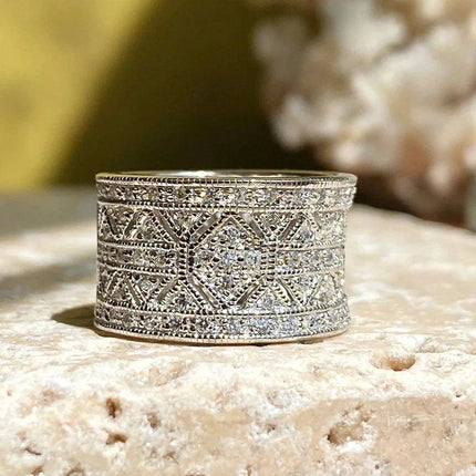 Fashionable Finger Jewelry Ring For Women Luxurious Engagement Ring