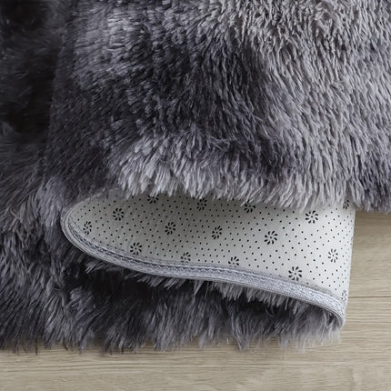 One piece of Nordic-style shaggy plush carpet. A warm and furry home decoration carpet