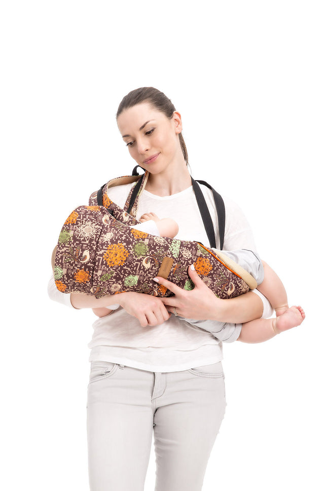 Horizontal holding baby carrier