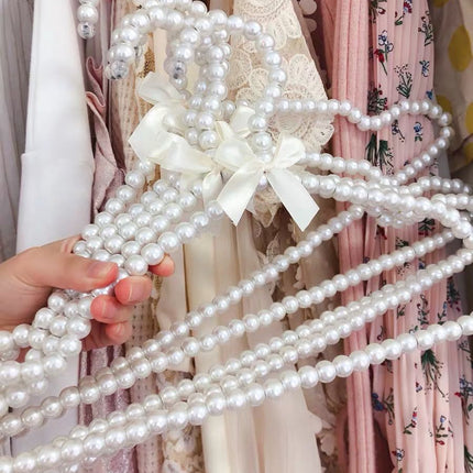 Creative pearl hanger