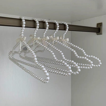 Creative pearl hanger