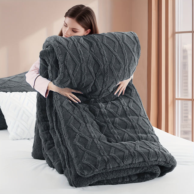 1pc Luxurious Plush Fleece Quilt - Thick, Warm, And Hypoallergenic Bedding,