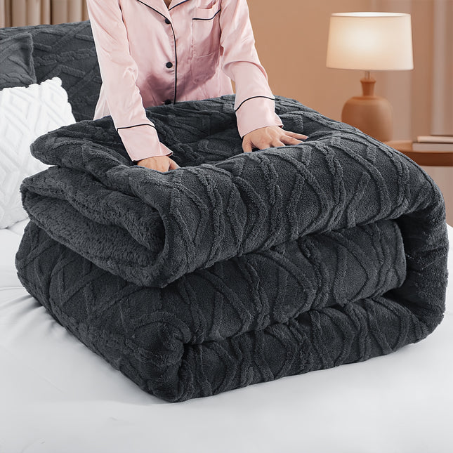 1pc Luxurious Plush Fleece Quilt - Thick, Warm, And Hypoallergenic Bedding,