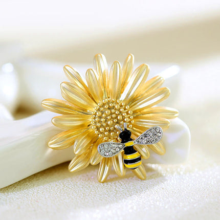 Chic Sweet Daisy Little Bee Brooch Women