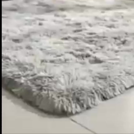 A Soft Polyester Fiber Plush Oval Rug for The Bedroom And Living Room - Can Be Hand Washed