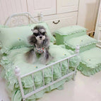 White bed andmint green daisie / M Medium